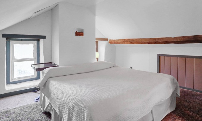 Lenhartsville House | Country Farmhouse, Sleeps 8, Hot Tub