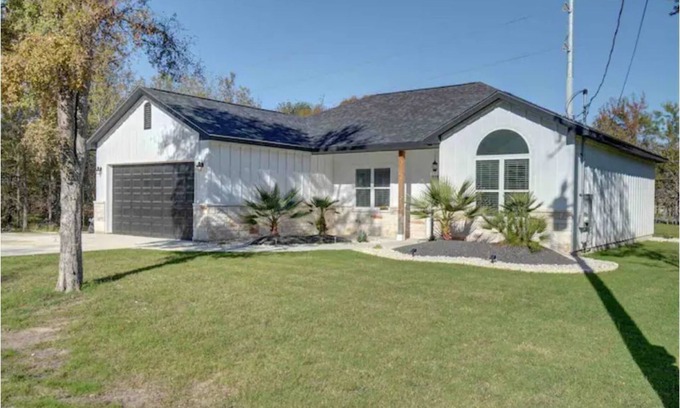 Bastrop House | Country feel in this open plan 3 bed/2 bath home.