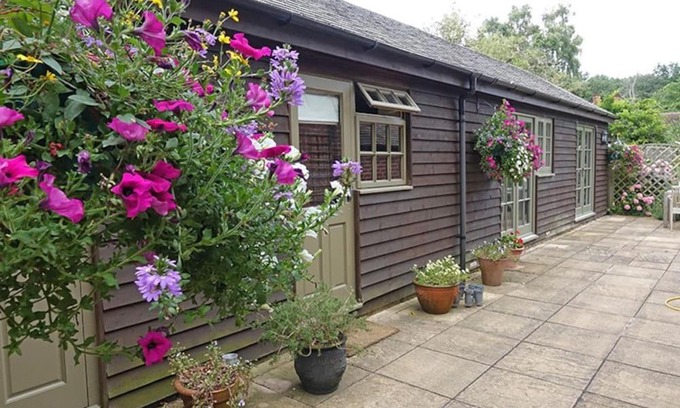 Peppard Common Apartment | Country garden retreat near Henley on Thames
