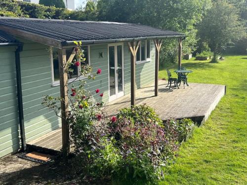 Lifton Ski Chalet | Country garden lodge on Devon Cornwall border