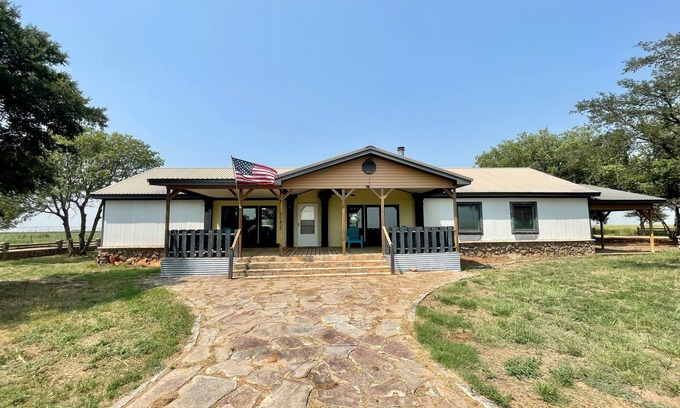 Dimmitt House | 💚Country Get Away💤Horse &Pet friendly King Beds