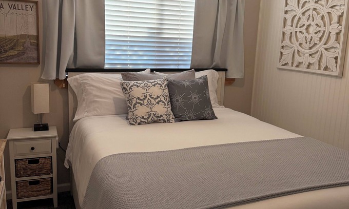 Woodland Cottage | Country Getaway Full Kitchen Near SMF and UC Davis Campus