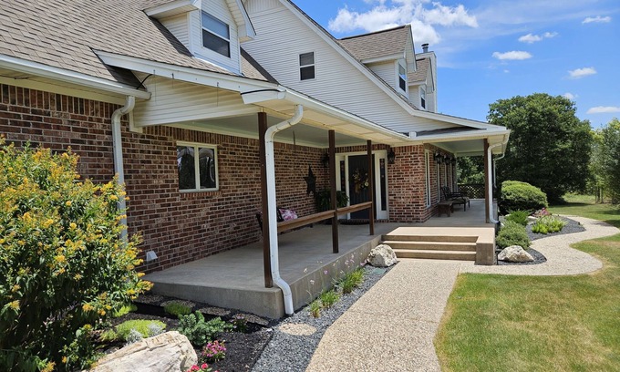 Country Properties Apartment | Country Getaway Close To Campus-Garage Apartment Kyle Gameday Rental
