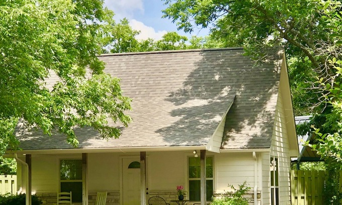 Paluxy House | Country Guesthouse
