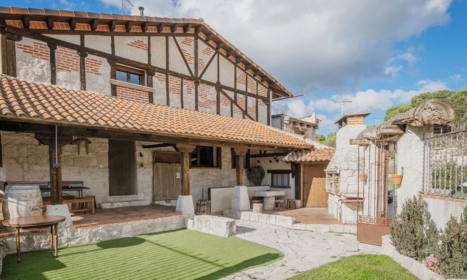 San Miguel del Arroyo House | Country House 'El Pico Llanillo' with Mountain View, Private Pool and Wi-Fi