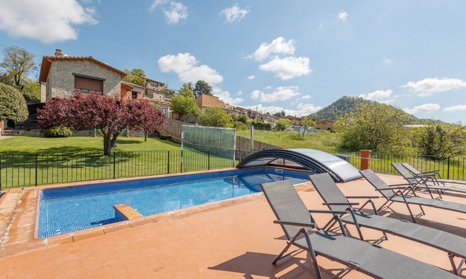 Santa Maria de Besora House | Country House 'Cisquet' with Mountain View, Shared Pool and Wi-Fi