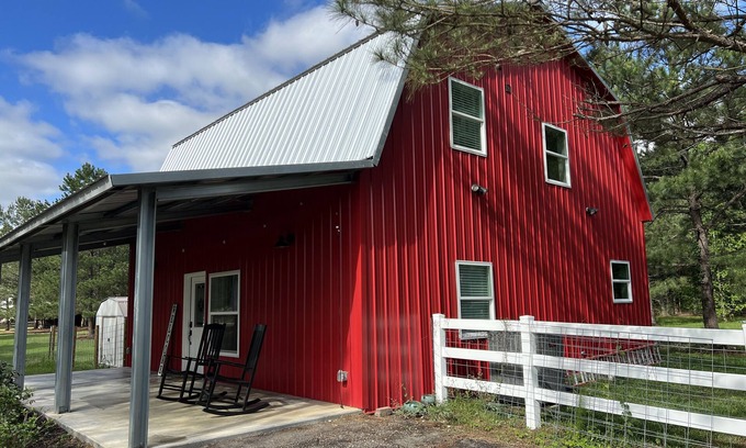 Tomball House | Country hideaway - minutes to the Woodlands!