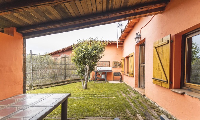 Castrejon de la Pena House | Country House 'La Casina' with Mountain Views and Private Garden