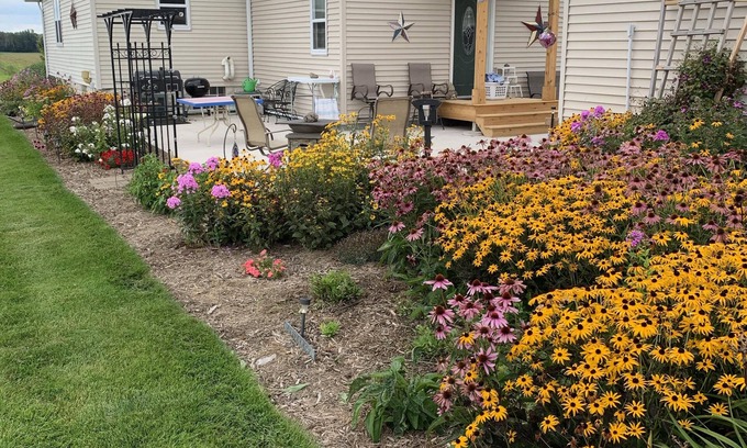 Pickett House | Country home 10 miles from EAA! Easy access to EAA grounds. Avoid I-41 traffic!