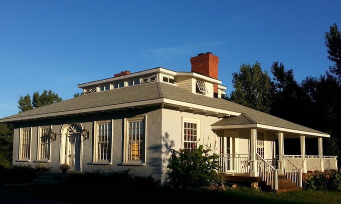 Consecon Cottage | Country home 5 bdrs, 6 baths, yoga/art studio, large garden near wineries +beach