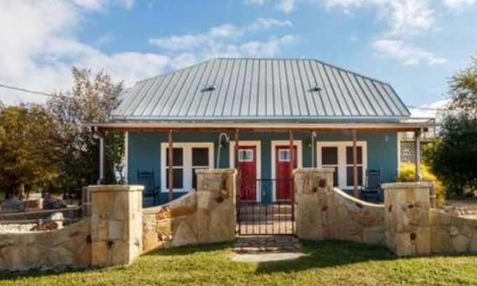 Medina House | Country home at scenic Hill Country crossroads. Sleeps up to 10