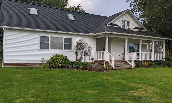 Sunbury House | Country Home Close to City Conveniences