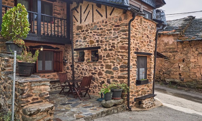 Bembibre House | Country Home 'El Sardón 3' with Mountain View, Wi-Fi and Air Conditioning