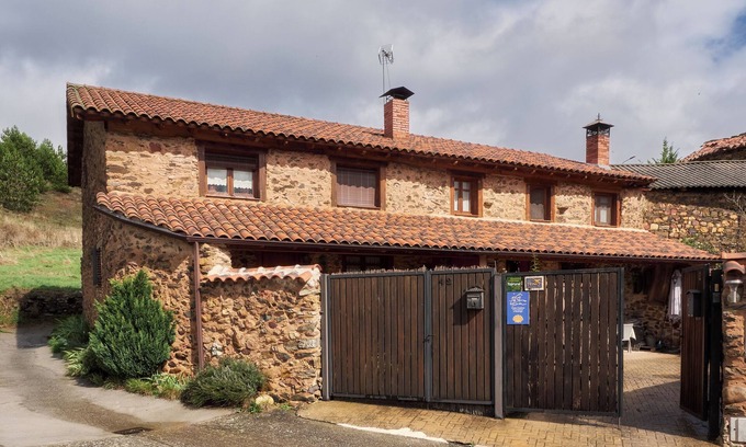 Benllera House | Country Home 'Entre Valles' with Mountain View, Private Terrace and Wi-Fi