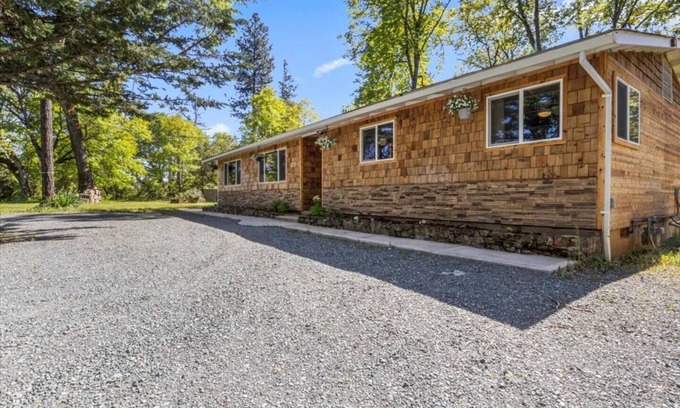 Grants Pass House | Country home on 2 acres just minutes to town