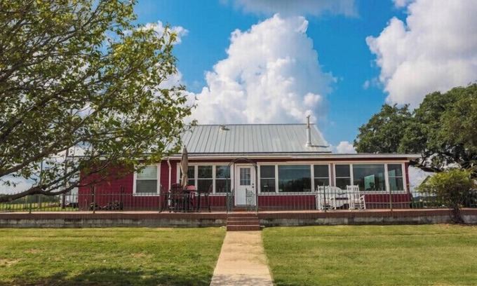 Voca House | Country Home on 33 acres, sleeps 20, On the San Saba River!