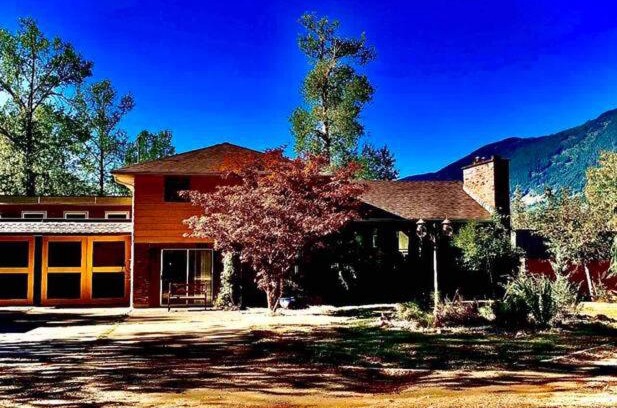 Port Alberni House | Country home, Sleeps 6 pets friendly