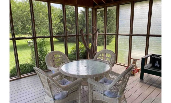 Town of Clermont House | Country Home w/4bdrms (king) & sizable pool in Hudson Valley