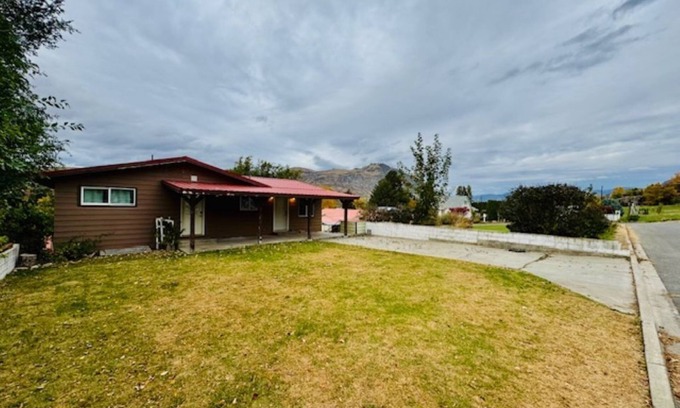 Tonasket House | Country home with Mountain View's, AC & fast WiFi