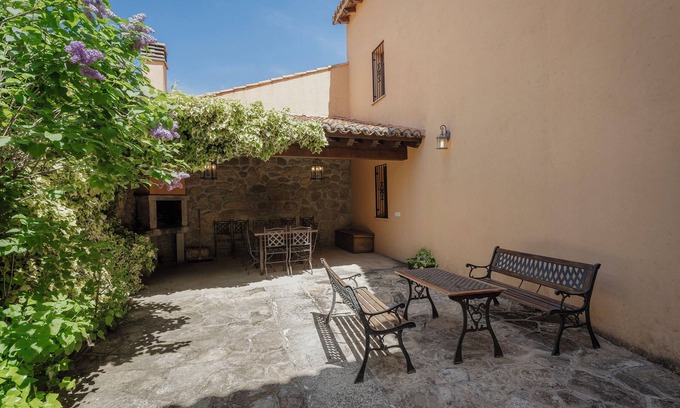 Neila de San Miguel House | Country House 'El Capricho De Ana' with Mountain View, Private Terrace and Wi-Fi