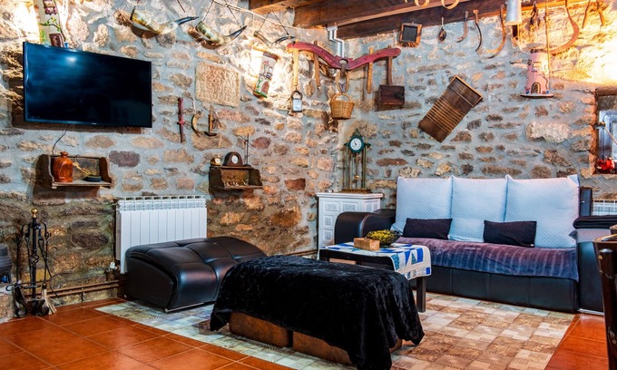 Perena House | Country House 'La Plazuela De Mari I' with Private Garden and Wi-Fi