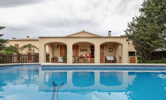 San Martin Sarroca Cottage | Country House 'Casa Rural Amb Piscina I Jardí' with Private Pool, Wi-Fi and Air Conditioning