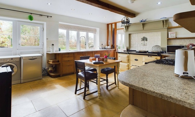 Chepstow House | Country House-14Guests-Parking-HotTub-AmazingViews