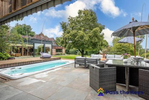 Stockcross House | Country House, 4 Acres, Views & Swimming Pool