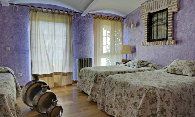 Olmedo Apartment | Country house - 5 people: Charming country house with beautiful views of the garden