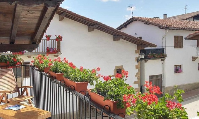 Iraizotz House | Country House 'Apartamento Ll' with Mountain View, Balcony and Wi-Fi