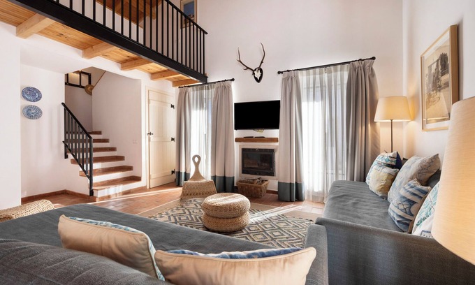 Donalda Villa | Country House "Bartolomeu Cottage" with Mountain View, Shared Pool & Wi-Fi