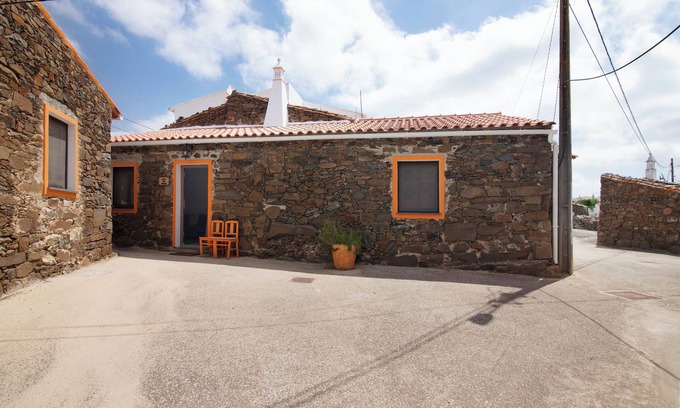 Gioes House | Country House 'Burro' with Mountain View, Wi-Fi and Air Conditioning