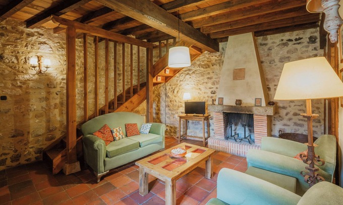Moarves de Ojeda House | Country House 'Capellan' with Mountain View, Shared Garden and Wi-Fi