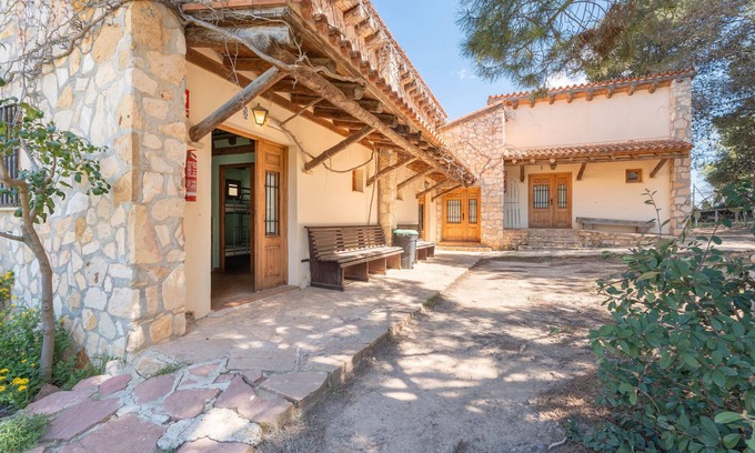 Sinarcas Cabin | Country House 'Cabañas Rusticas 2' with Mountain View, Shared Pool and Wi-Fi