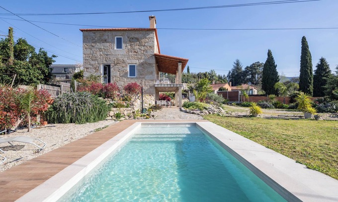 As Neves House | Country House 'Cándido' with Mountain View, Private Pool and Wi-Fi