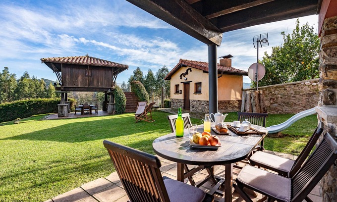 Aronces House | Country House 'Casa De Abajo' with Mountain View, Private Garden and Wi-Fi
