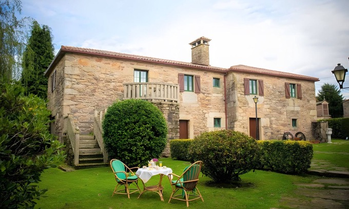Curtis House | Country House 'Casa De Barreiro' with Mountain View, Private Pool and Wi-Fi