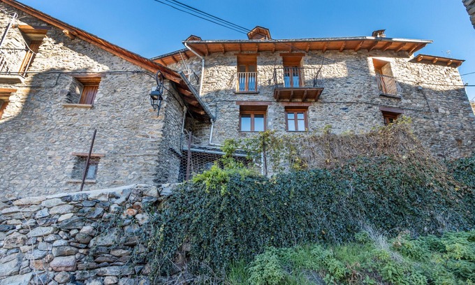 Durro House | Country House 'Casa Garbot' with Mountain View and Private Garden