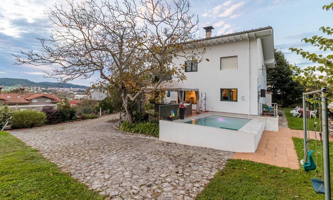 Colindres House | Country House 'Casa La Quinta' with Mountain View, Private Pool and Wi-Fi