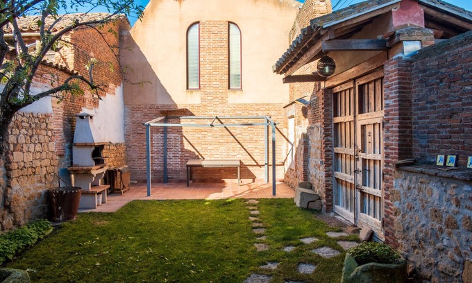La Velles House | Country House 'Casa Rural El Saúco' with Private Garden and Balcony