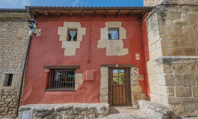 Miranda de Ebro House | Country House 'El Campanario' with Mountain View, Private Terrace and Private Garden