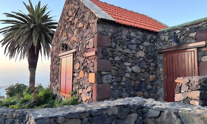 Mocanal House | Country House 'El Almendro' with Sea Views, Shared Terrace and Wi-Fi