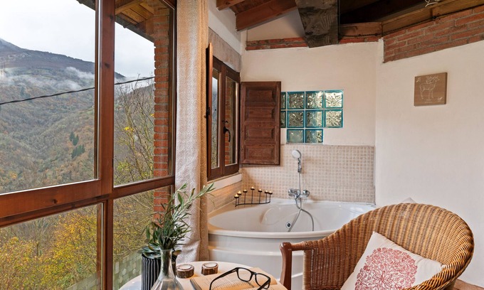 Santa Maria House | Country House 'El Carbayu, Jacuzzi Y Vistas' with Mountain View, Private Terrace and Wi-Fi