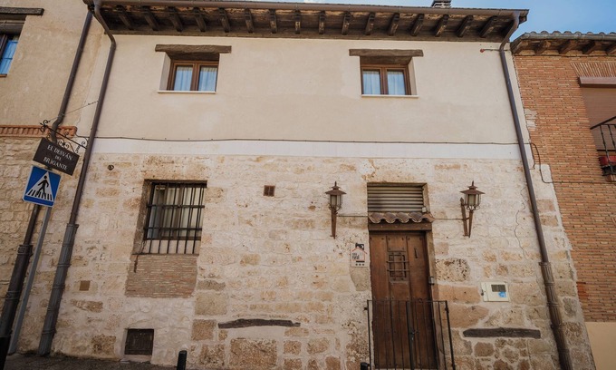 Lerma House | Country House 'El Desvan Del Brigante' with Balcony, Wi-Fi and Air Conditioning