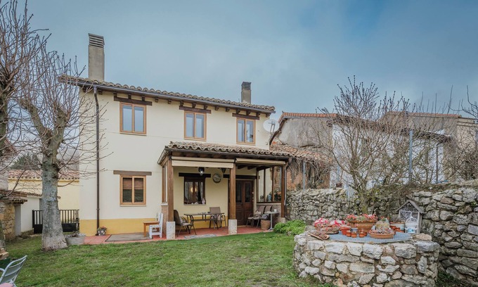 Amaya House | Country House 'El Hidalgo' with Mountain Views, Private Garden and Wi-Fi