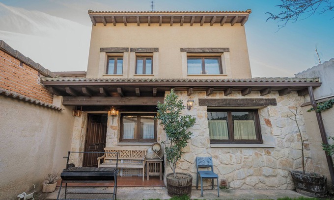 Turrubuelo House | Country House 'El Mirador De La Pinilla' with Mountain View, Private Garden and Wi-Fi