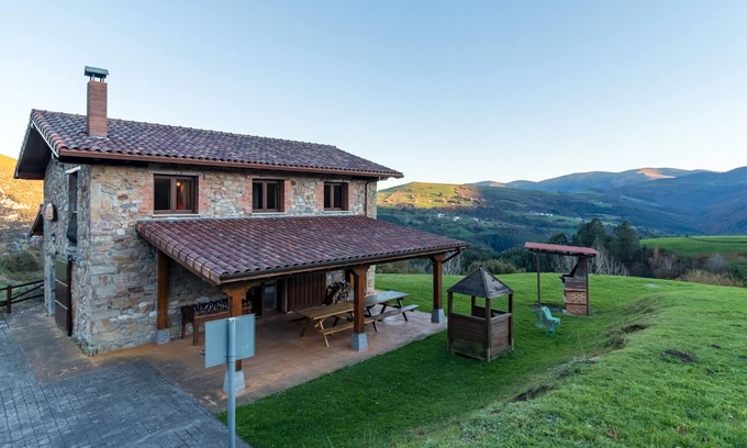 Rozas House | Country House 'El Paraiso Del Yayo' with Mountain View, Private Terrace and Wi-Fi