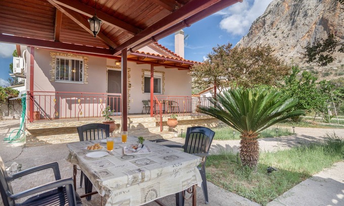 Kryoneri Villa | Country House 'Emis House Krioneri' with Mountain View, Wi-Fi and Air Conditioning