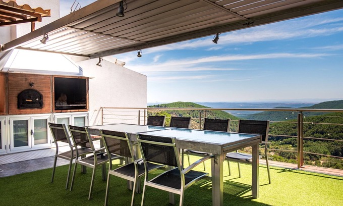 Guisando House | Country House 'Entregredos' with Mountain View, Wi-Fi and Air Conditioning