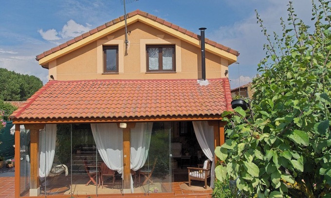 Onzonilla House | Country House 'Kely' with Private Terrace, Private Garden and Wi-Fi